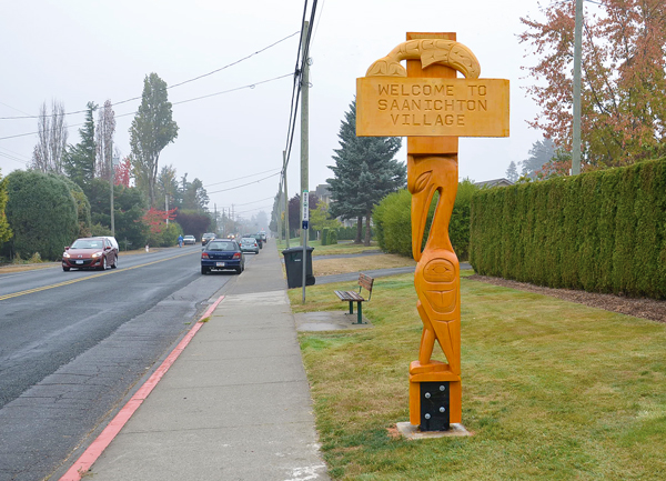 Welcome totem on East Saanich Road in Saanichton